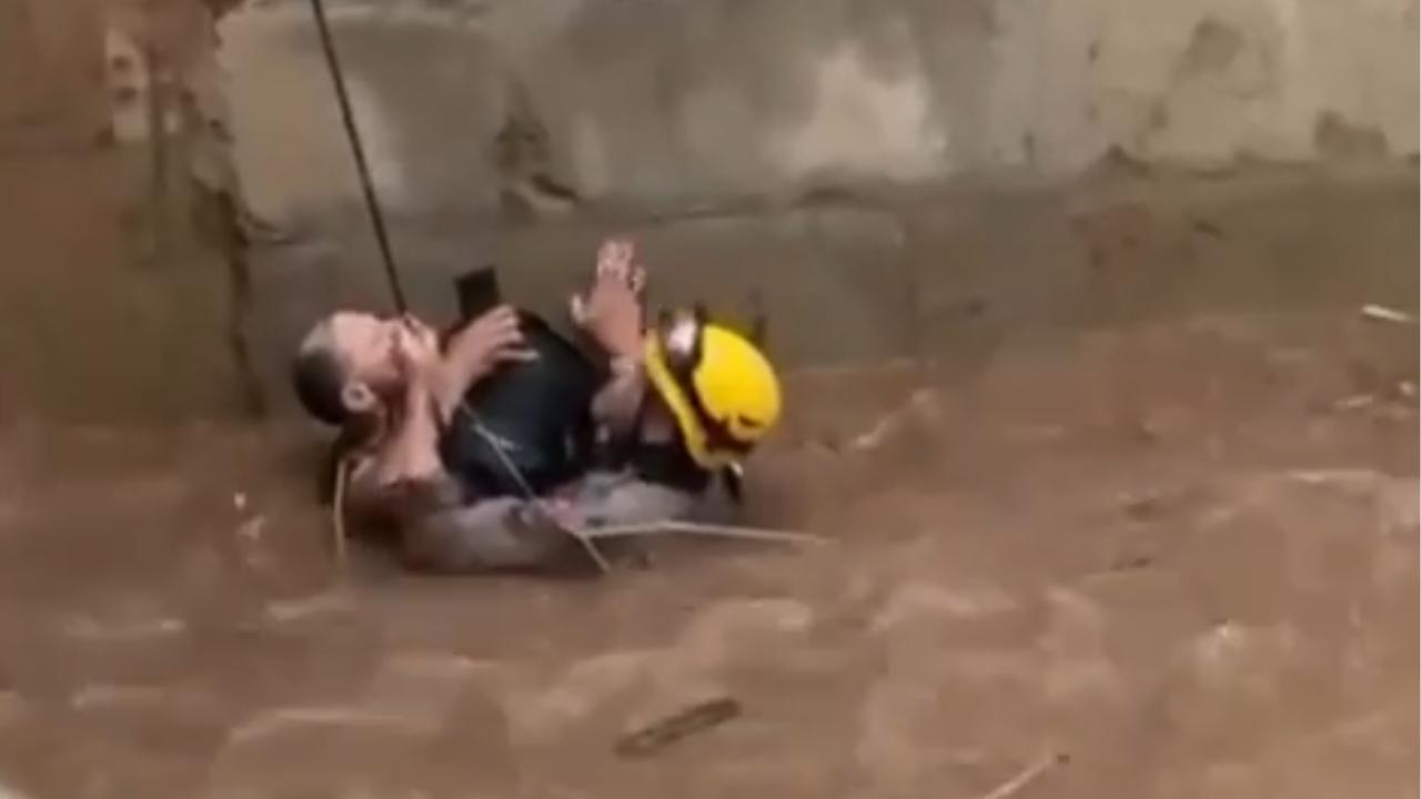 Vídeo: Bombeiros resgatam motorista de carro submerso em alagamento em Goiânia