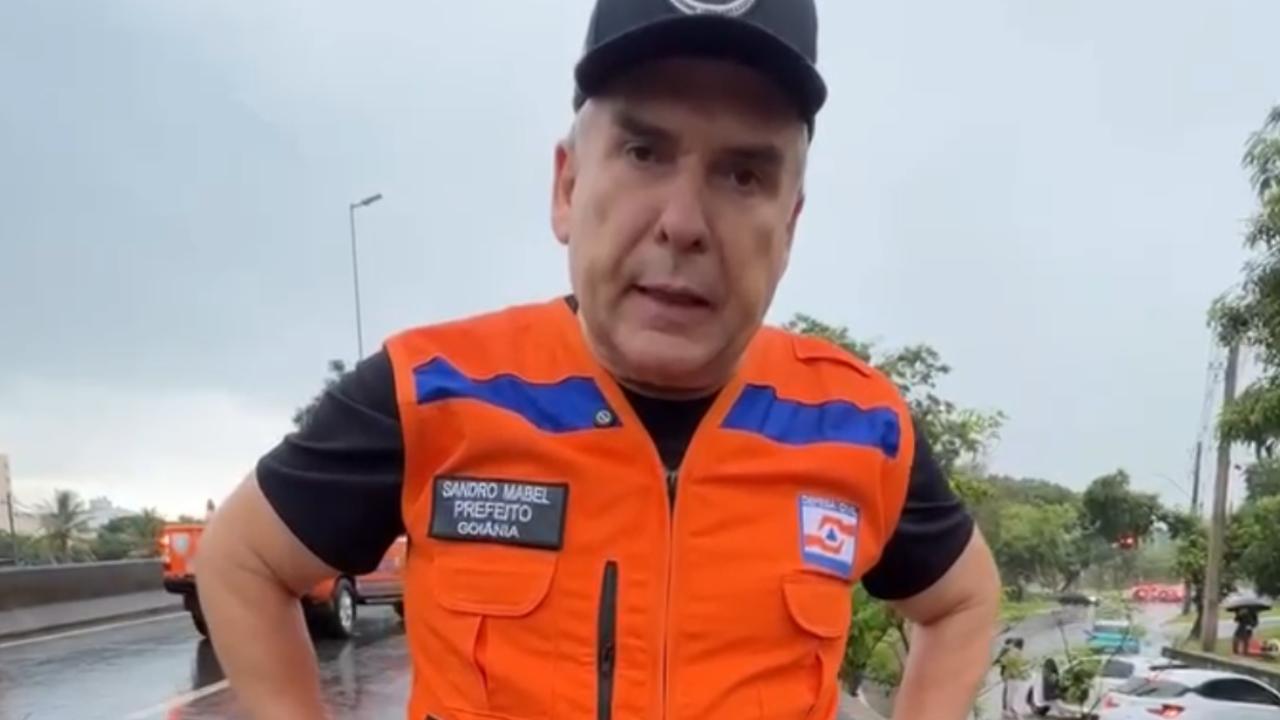 Vídeo: Prefeito Sandro Mabel percorre ruas e analisa estragos após chuva em Goiânia