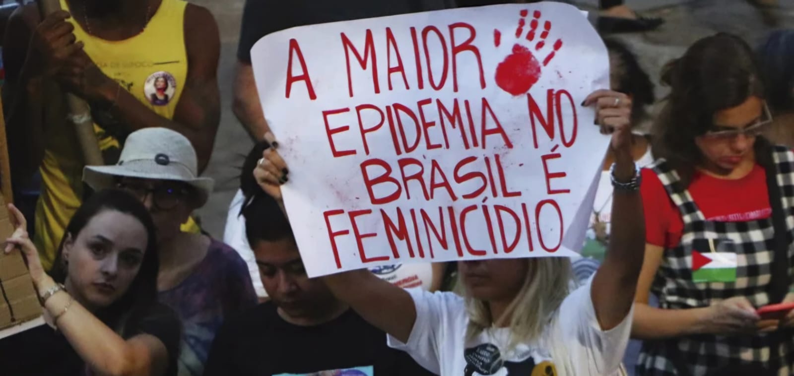 Marcha “Levante Mulheres Vivas” ocupa Praça Universitária às 15h deste domingo (07/12)