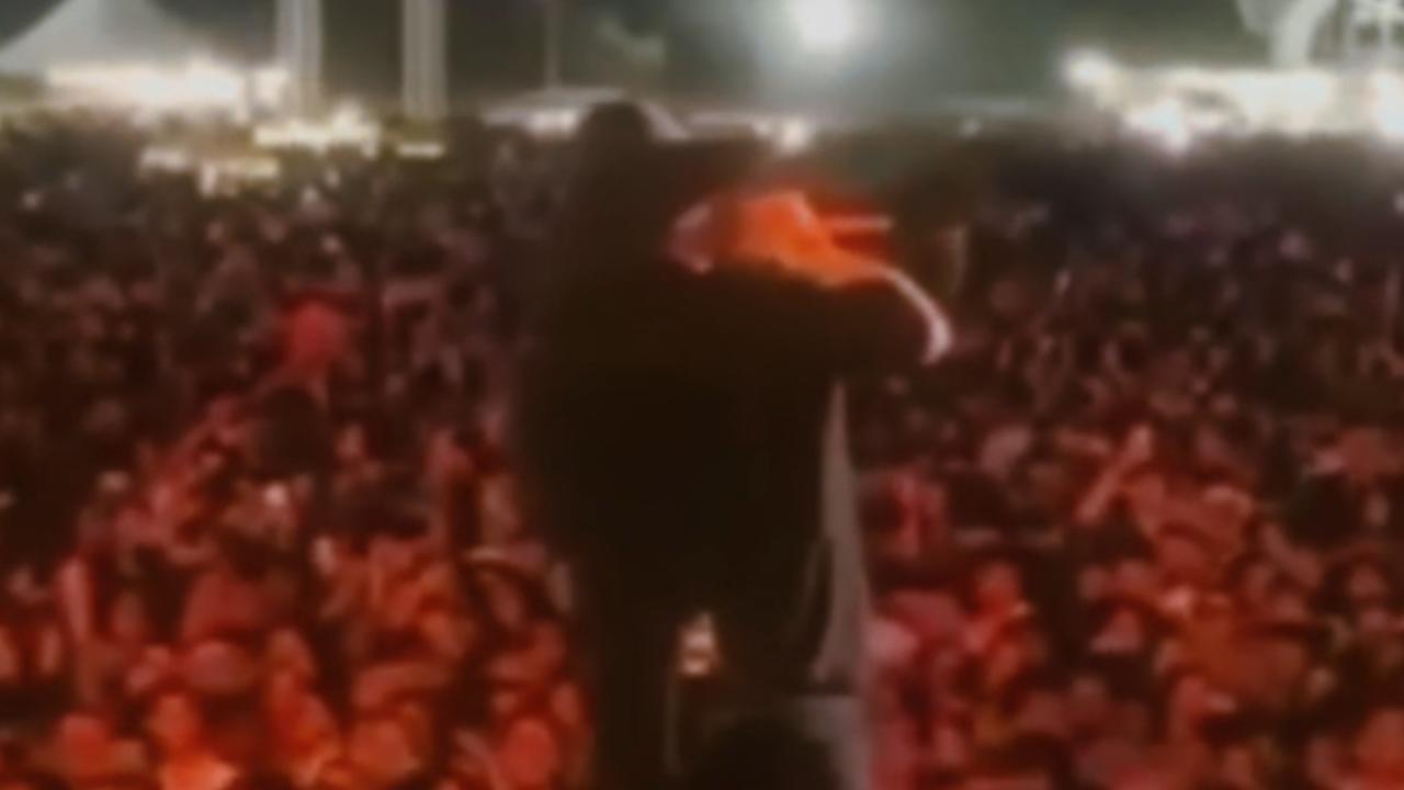 Vídeo: Cantor Natanzinho Lima é atingido por fogos de artifício durante apresentação