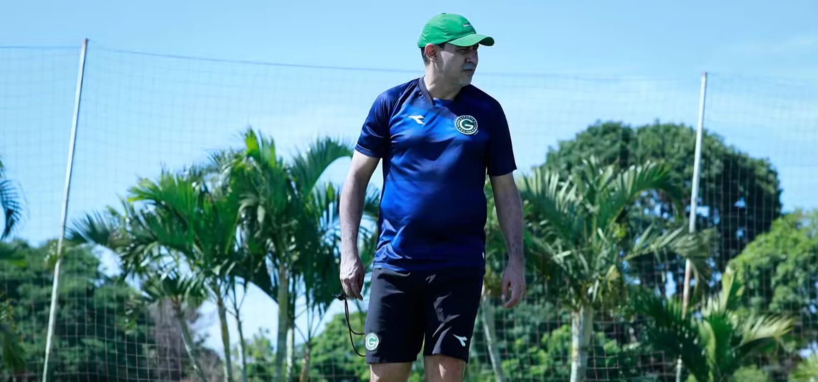 Queda do técnico Carille expõe vácuo de liderança e planejamento no Goiás