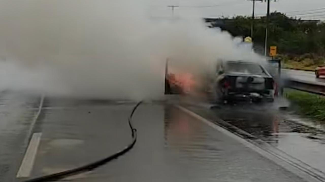 Carro é destruído por incêndio na BR-153 e interrompe tráfego em Anápolis
