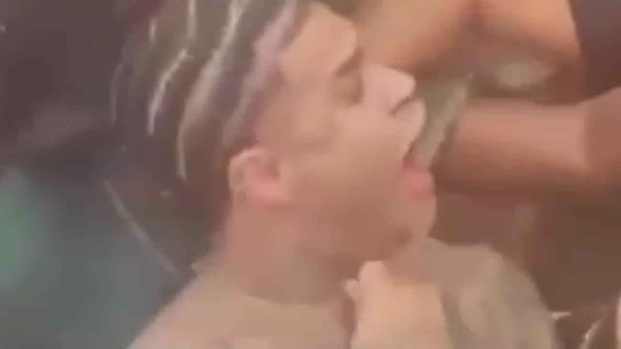 Vídeo: MC Cabelinho sofre tentativa de furto de cordão de ouro em meio a fãs