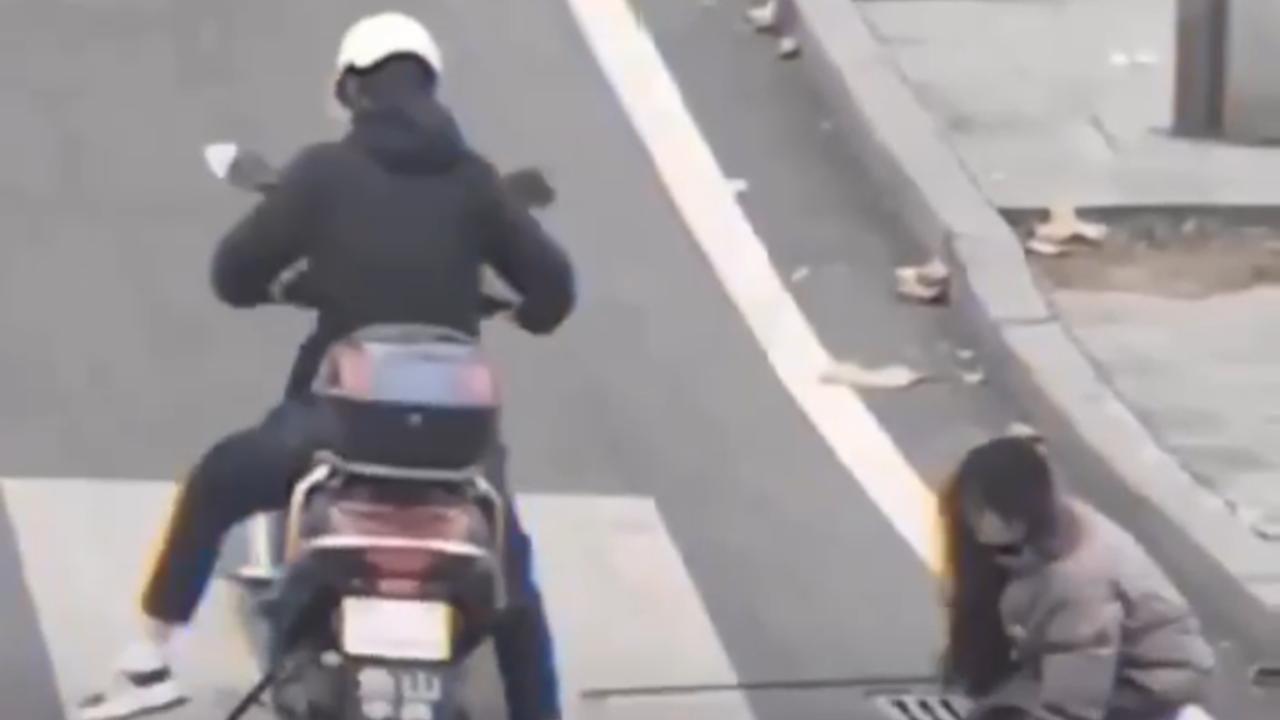Vídeo: Homens perseguem e recuperam bolsa de mulher cega assaltada