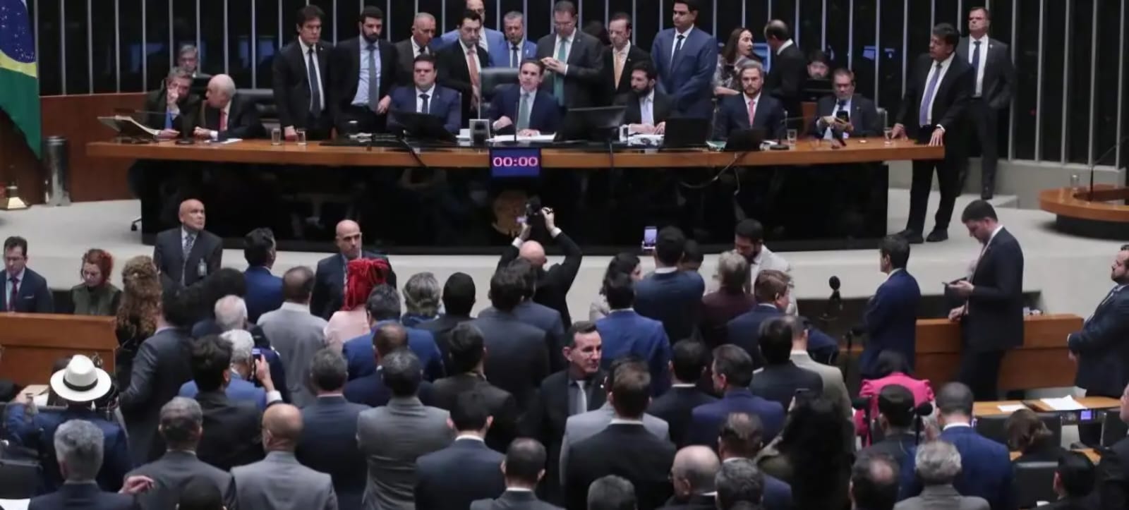 Com aval do PL, Câmara aprova redução de penas que pode favorecer Bolsonaro