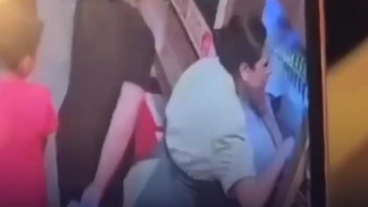 Vídeo: Funcionária é agredida com soco pela chefe durante trabalho em restaurante de shopping