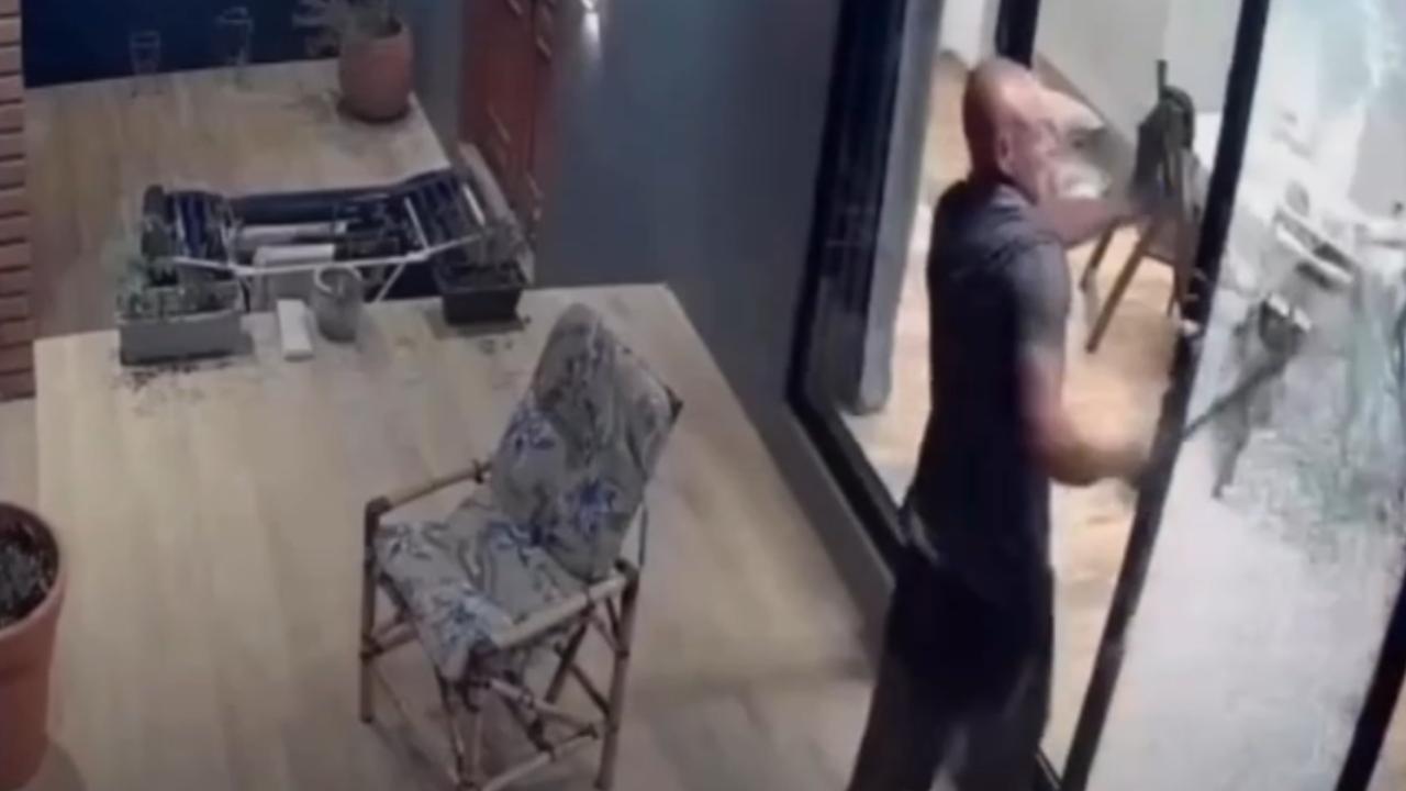 Vídeo: Homem é preso após invadir casa de vizinho armado com facão e atacar morador
