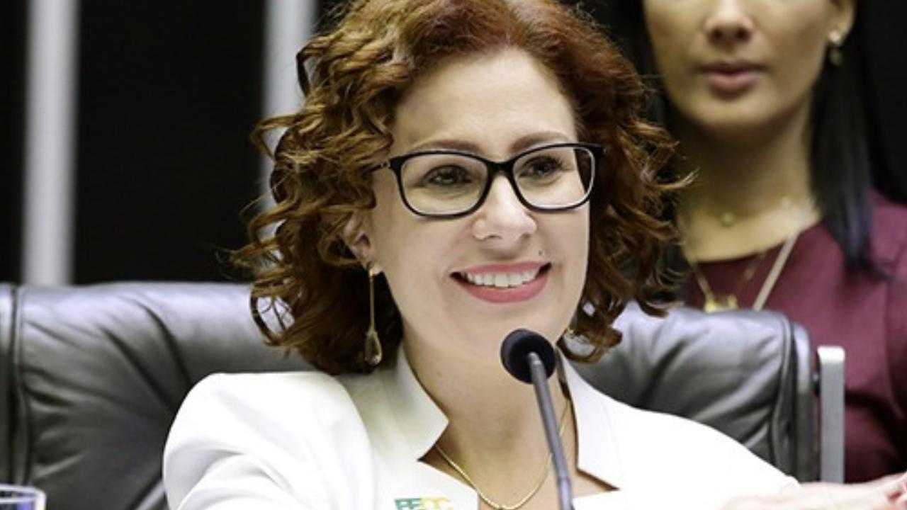 Plenário da Câmara dos Deputados mantém mandato de Carla Zambelli contrária ordem do STF
