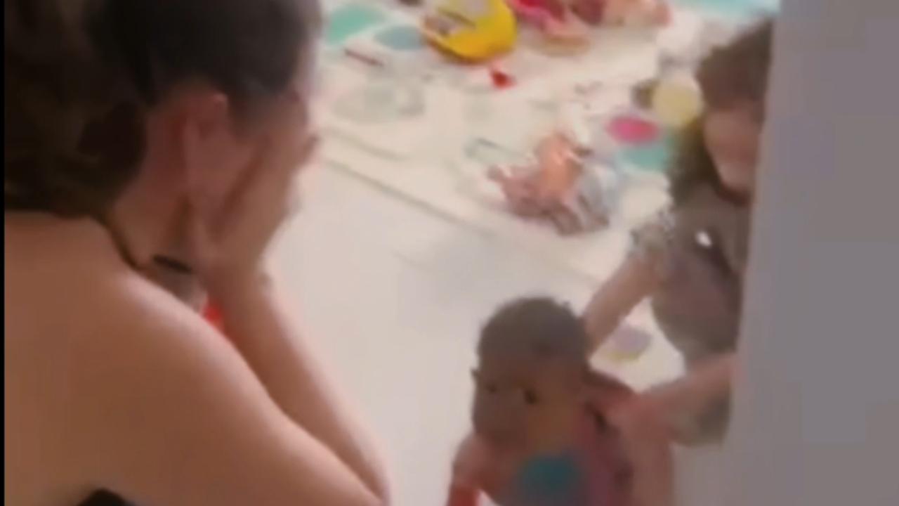 Vídeo: Mãe flagra filha transformando irmã em obra de arte com tinta