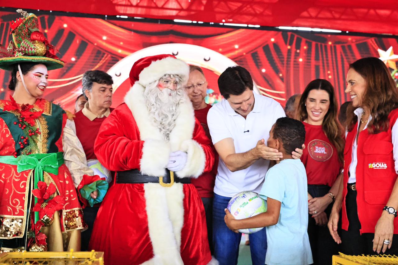 Gracinha Caiado e Daniel Vilela entregam 27 mil brinquedos em Aparecida de Goiânia