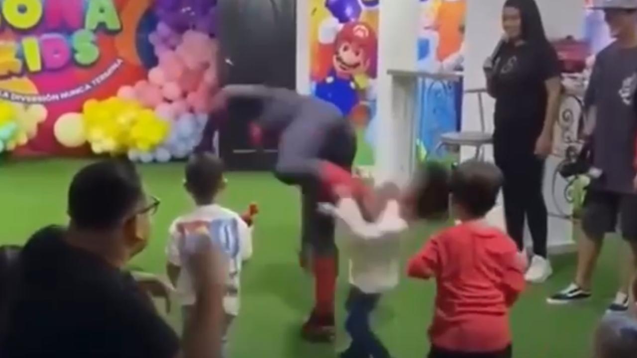 Vídeo: Acrobacia de Homem-Aranha em festa infantil atinge criança