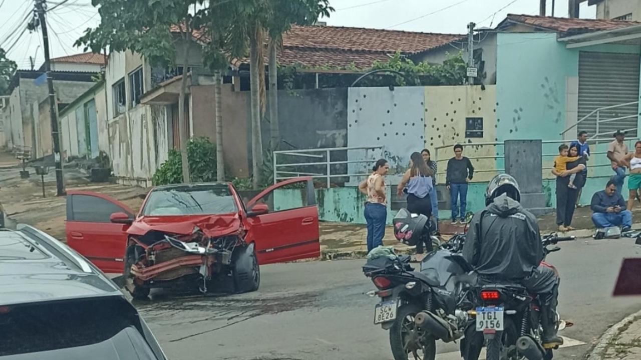 Veículo avança sinal de pare e provoca acidente em rua de Goiânia