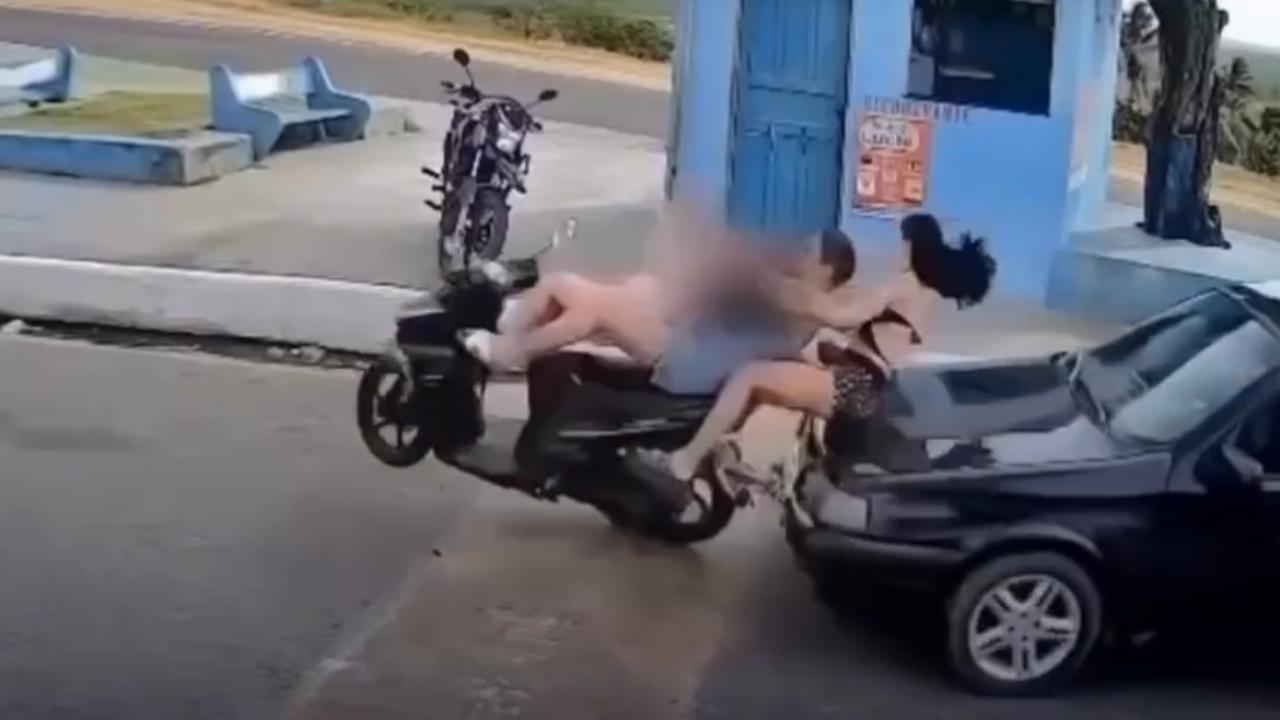 Vídeo: Carro bate em moto com duas mulheres após quebra-mola