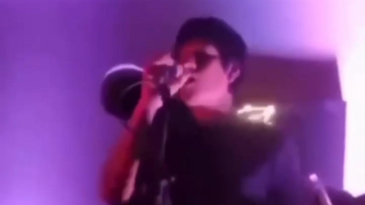 Vídeo: Guitarrista leva choque elétrico durante show de banda