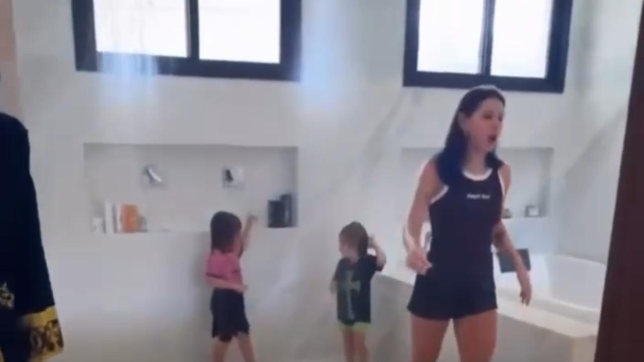 Vídeo: Zé Felipe registra Ana Castela com filhas de Virginia Fonseca no banho