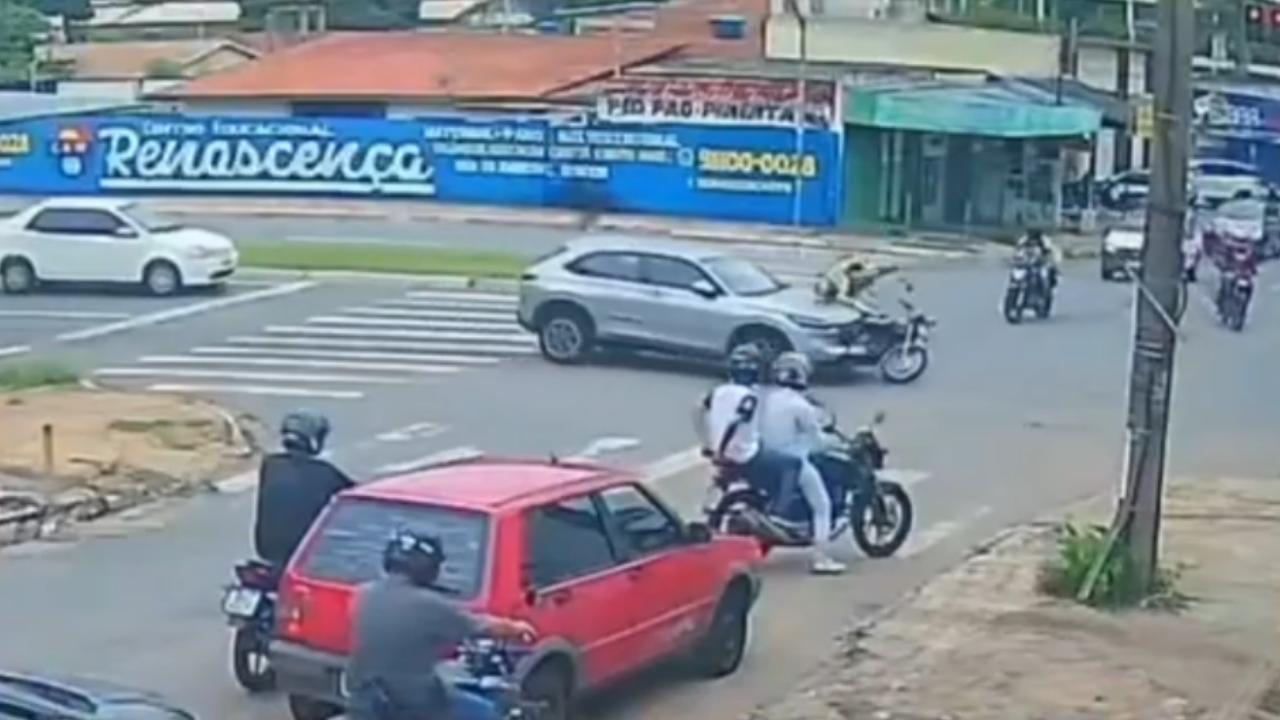 Vídeo: Motorista avança sinal vermelho e colide com moto em Goiânia