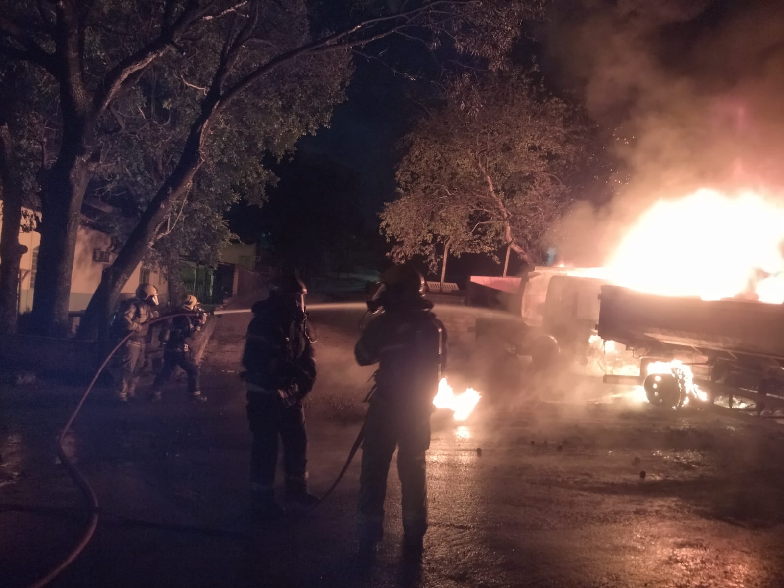 Incêndio atinge caminhões no pátio da Seinfra