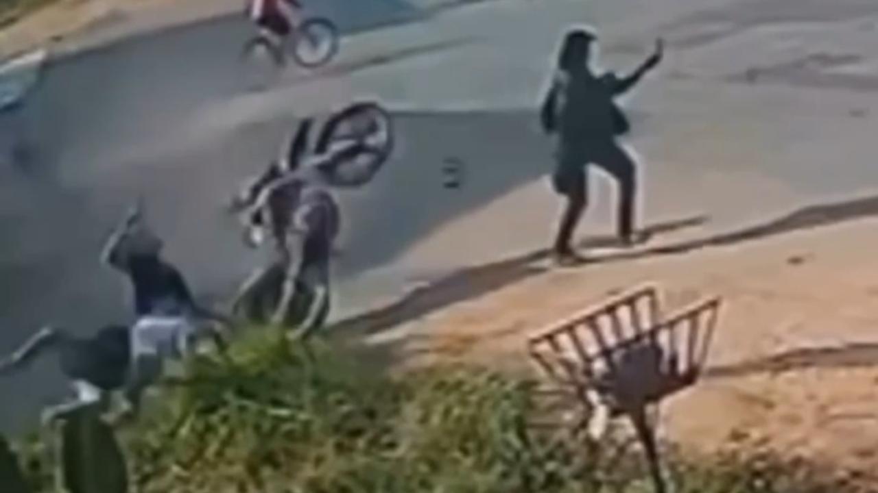Vídeo: Motocicleta em alta velocidade quase atinge pedestre em acidente grave