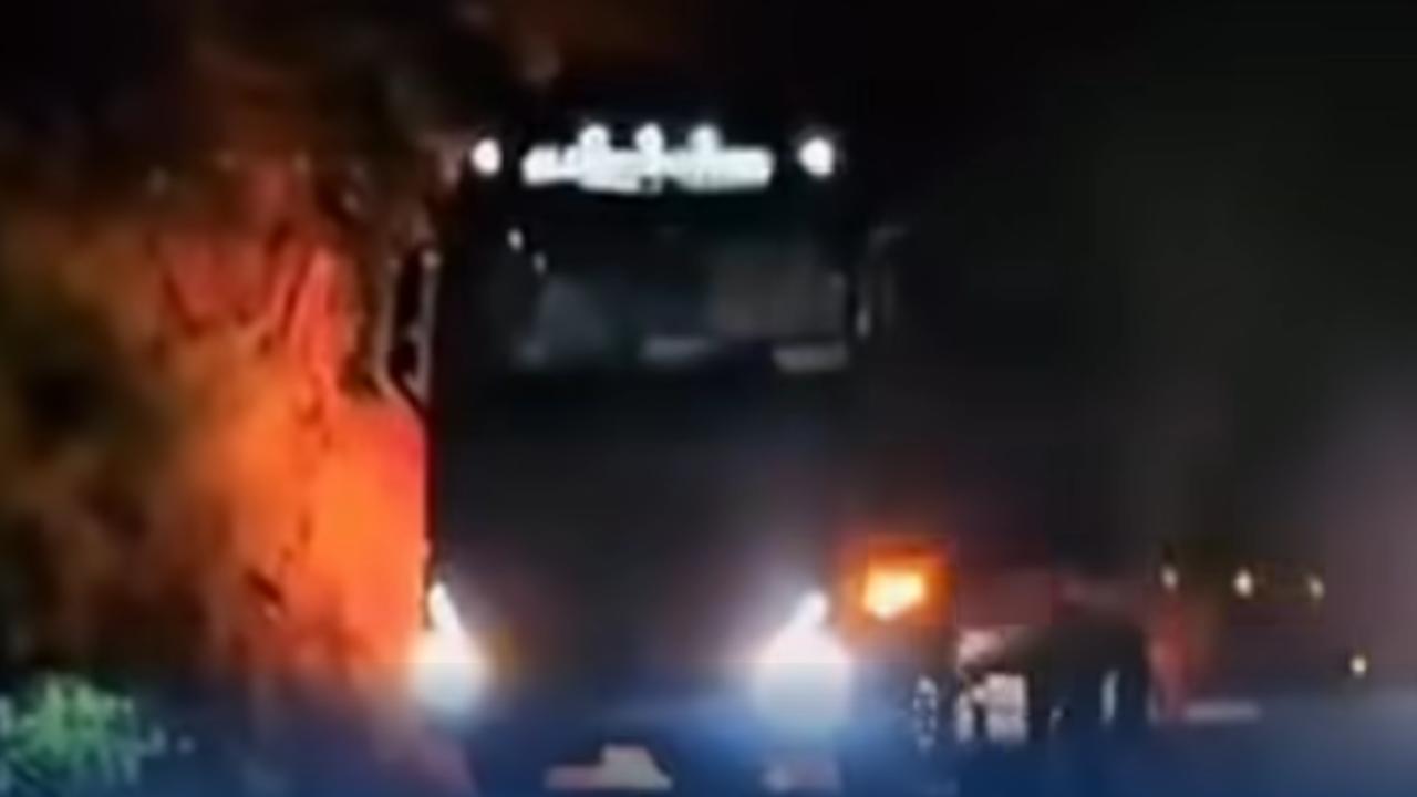 Caminhão é destruído por chamas em trevo da BR-153 em Pirenópolis