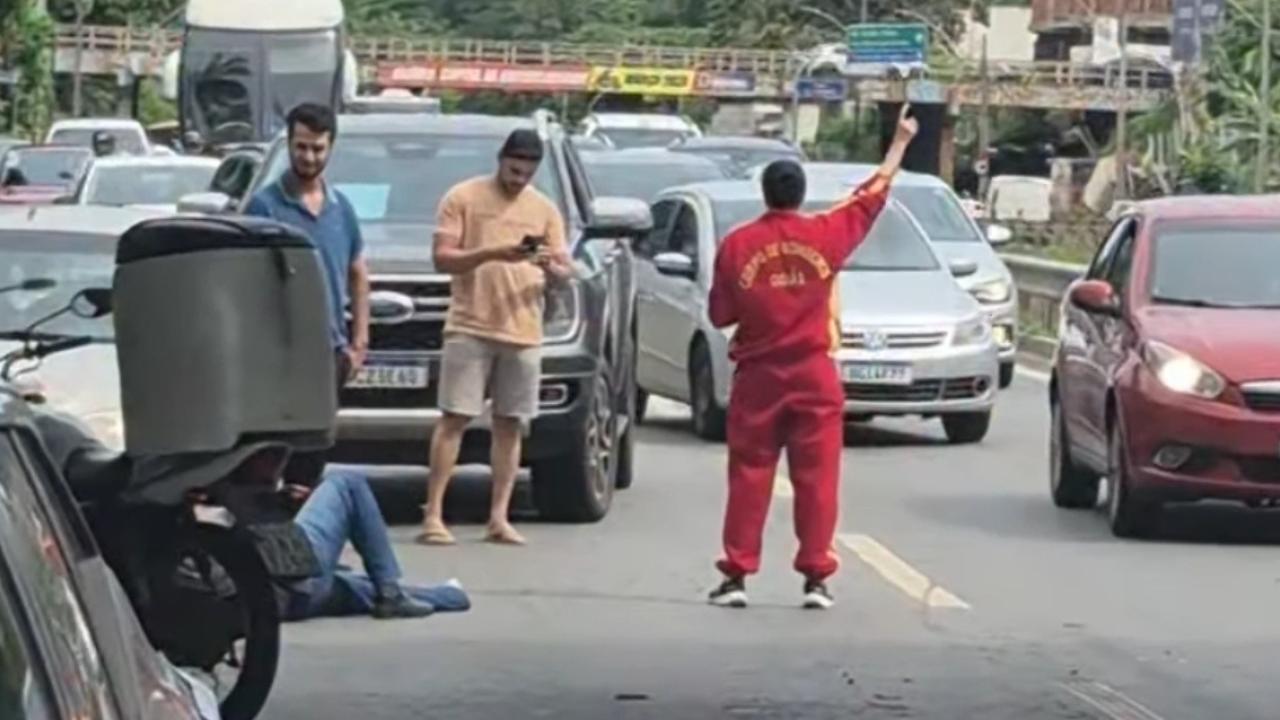 Colisão entre carro e moto na Marginal Botafogo causa trânsito lento na região