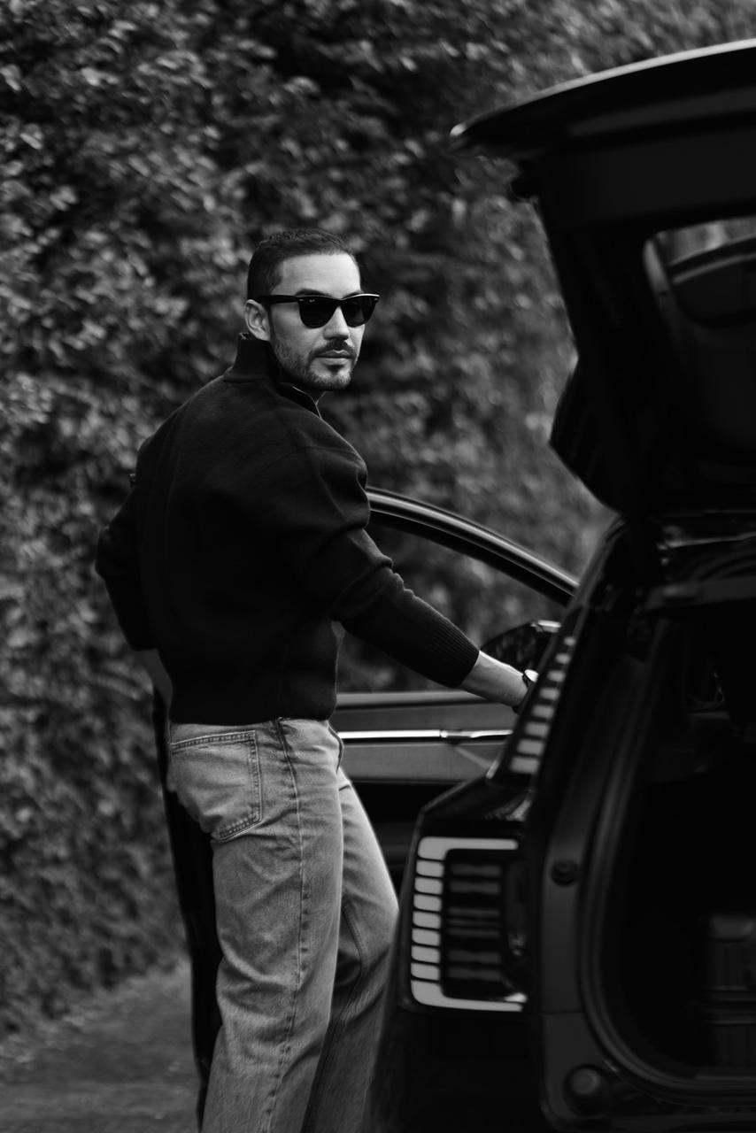 Stylist Carlos Martinz abre o closet e realiza bazar exclusivo