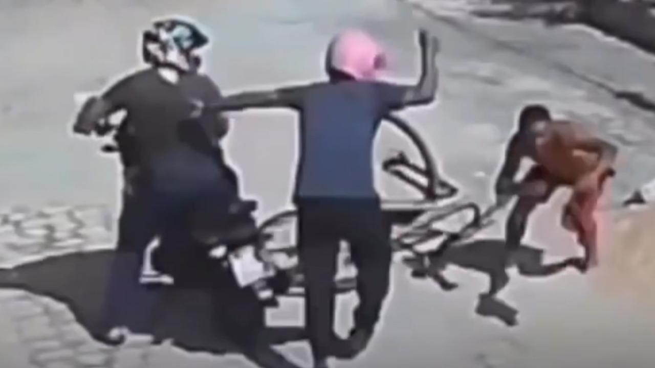 Vídeo: Homens recuperam bicicleta furtada após perseguirem ladrão