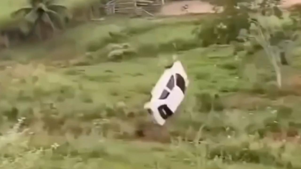 Vídeo: Homem joga carro em ribanceira por ciúmes da esposa e cena viraliza