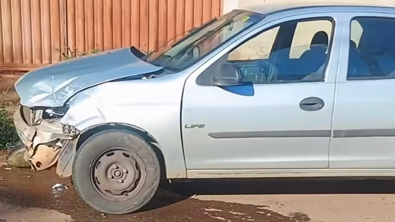 Carro avança pare e bate em outro no Recanto do Bosque em Goiânia