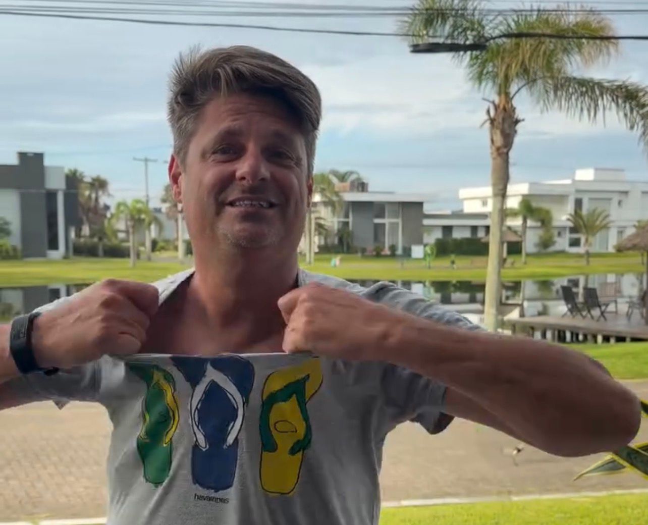 Ex-executivo das Havaianas rasga camisa e joga sandálias fora em protesto