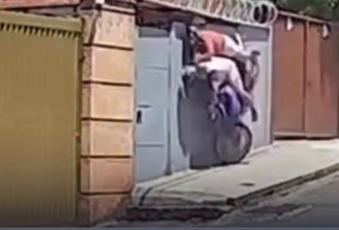 Acidente com mototáxi fere condutor e passageira após colidir com portão