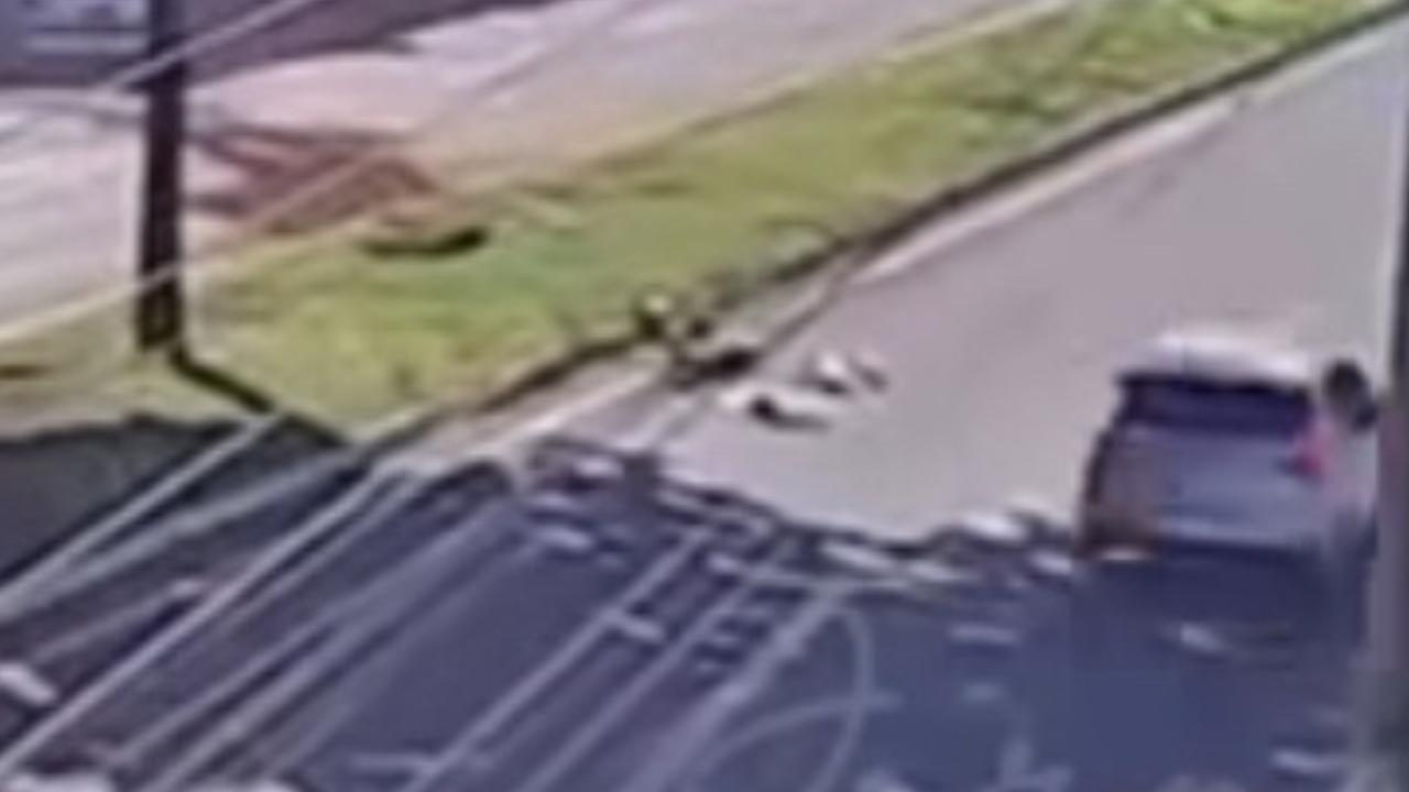 Carro perde controle e invade pista contrária na Avenida Noroeste em Goiânia