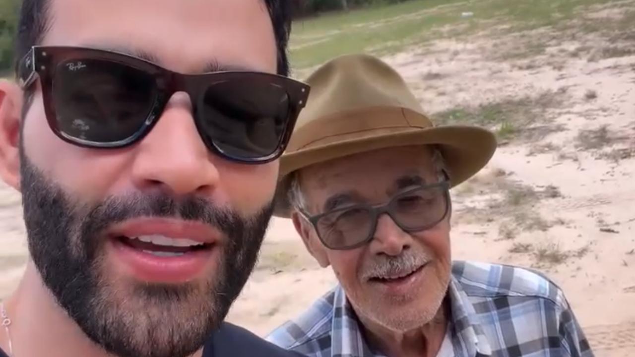 Vídeo: Gusttavo Lima tenta pegar desconto do próprio pai para comprar D20