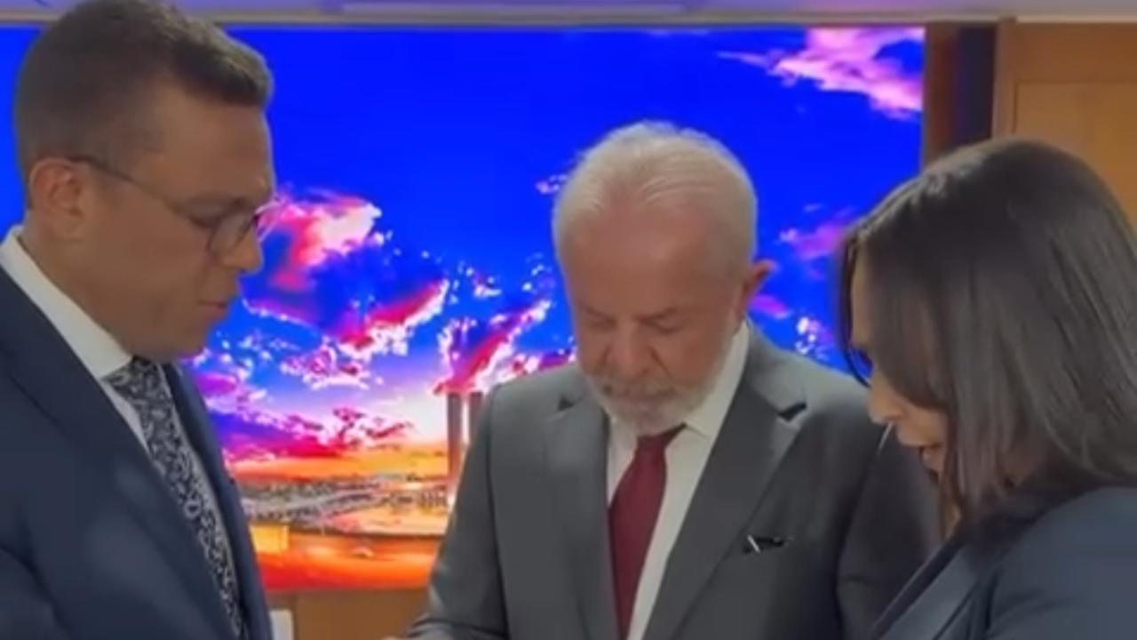 Vídeo: Lula assina decreto Gospel e recebe oração de deputado evangélico