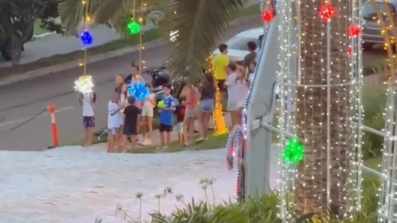 Vídeo: Crianças se reúnem na porta de Virgínia Fonseca para ver Vinícius Júnior