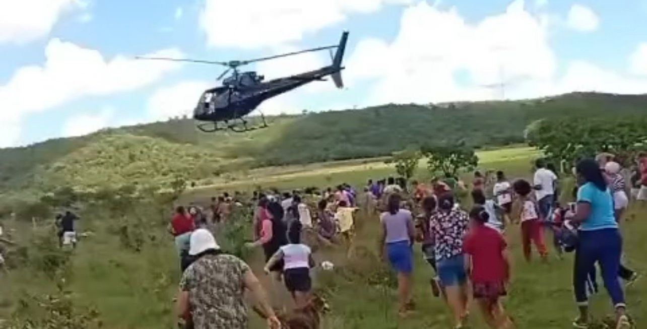 Doação de carne vira caos com ação de helicóptero em Aparecida de Goiânia