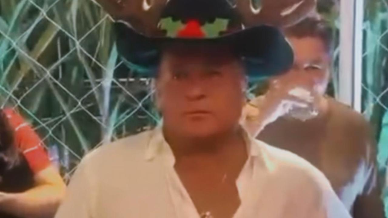Vídeo: Ana Castela zomba do sogro Leonardo com chapéu de rena: "É o veado do Natal"