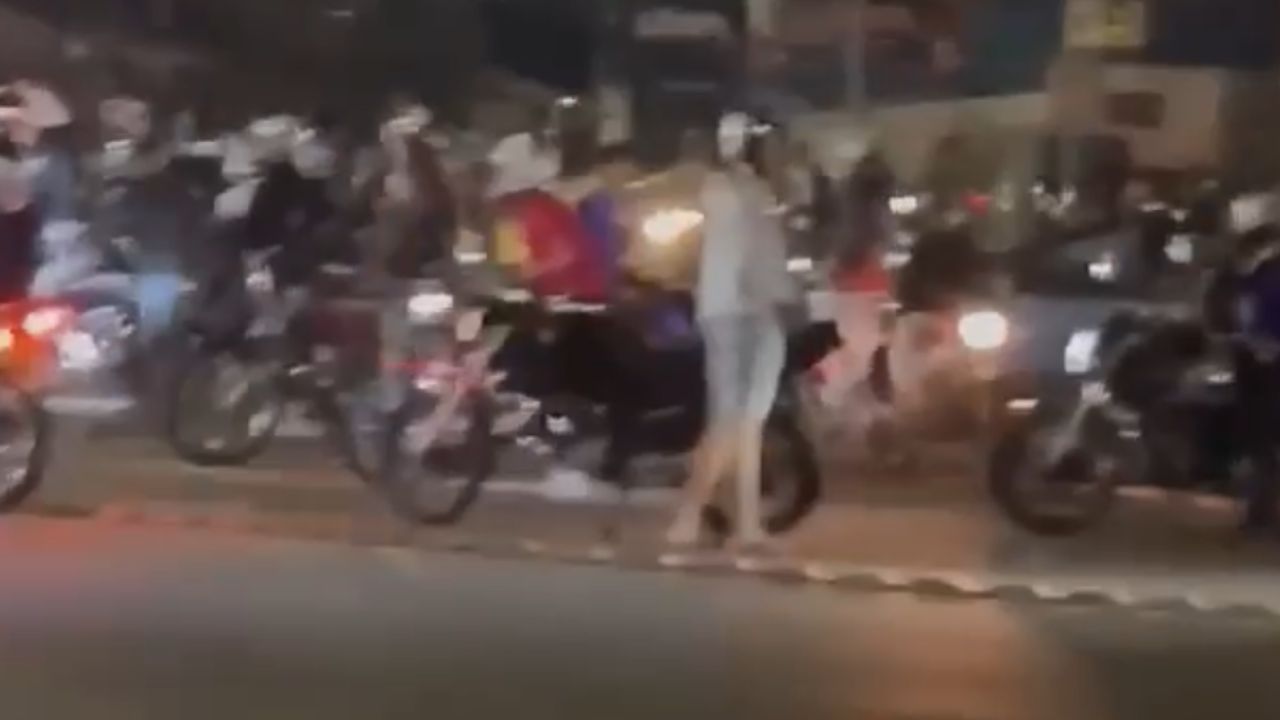 Vídeo: Motociclistas fazem rolezinho de Natal com manobras perigosas em Goiânia