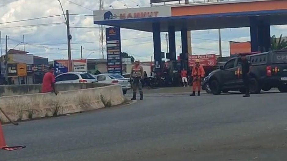 Bombeiros e PM conseguem resgatar homem que ameaçava pular de viaduto