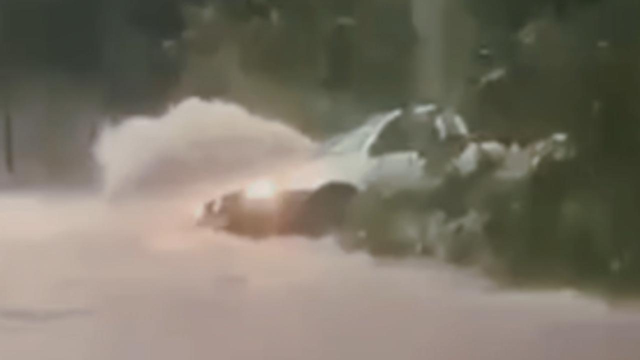 Vídeo: Carro é arrastado por enxurrada em Aparecida de Goiânia; motorista é socorrido