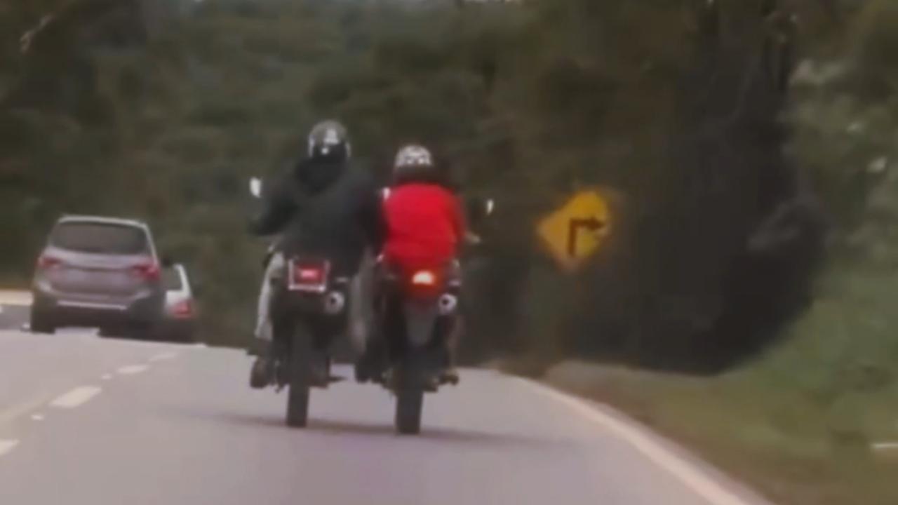 Vídeo: Motos sem placa pegam fogo após queda em rodovia durante reboque perigoso