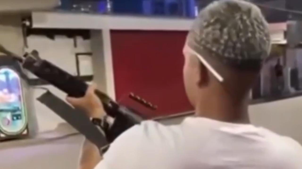 Vídeo: Homem faz disparos de fuzil durante celebrações de Natal em comunidade