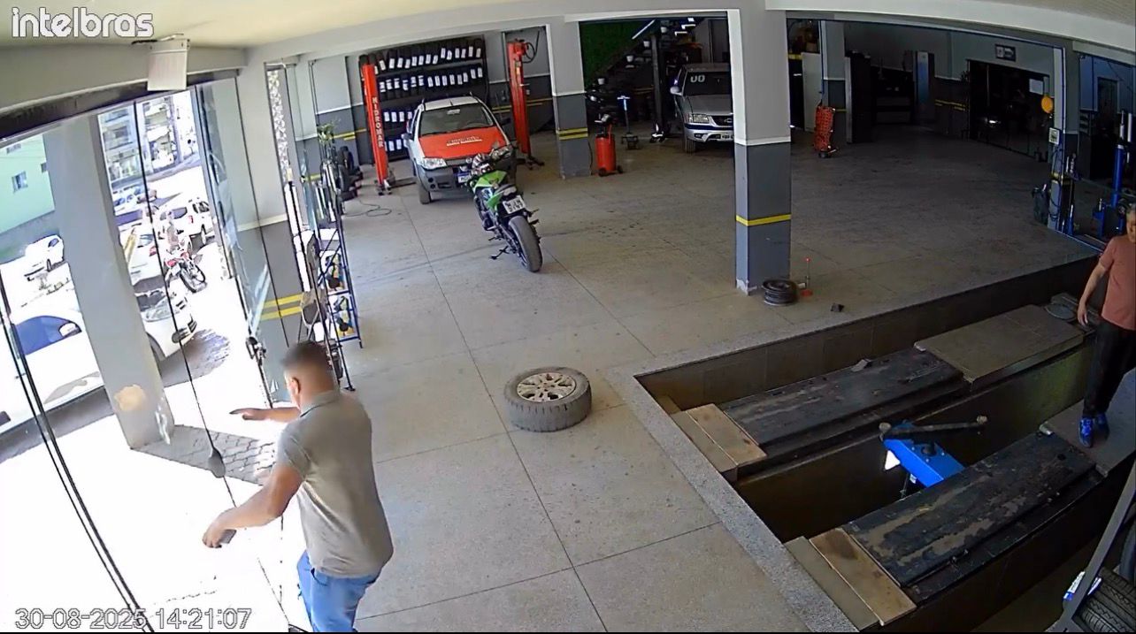 Homem bate a cara em porta de vidro ao caminhar distraído no celular