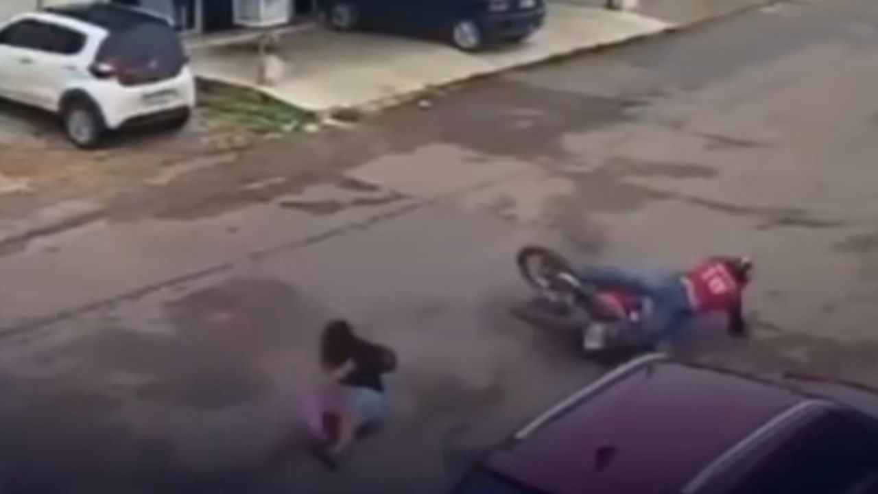 Vídeo: Mulher é atingida por moto enquanto atravessava rua mexendo no celular