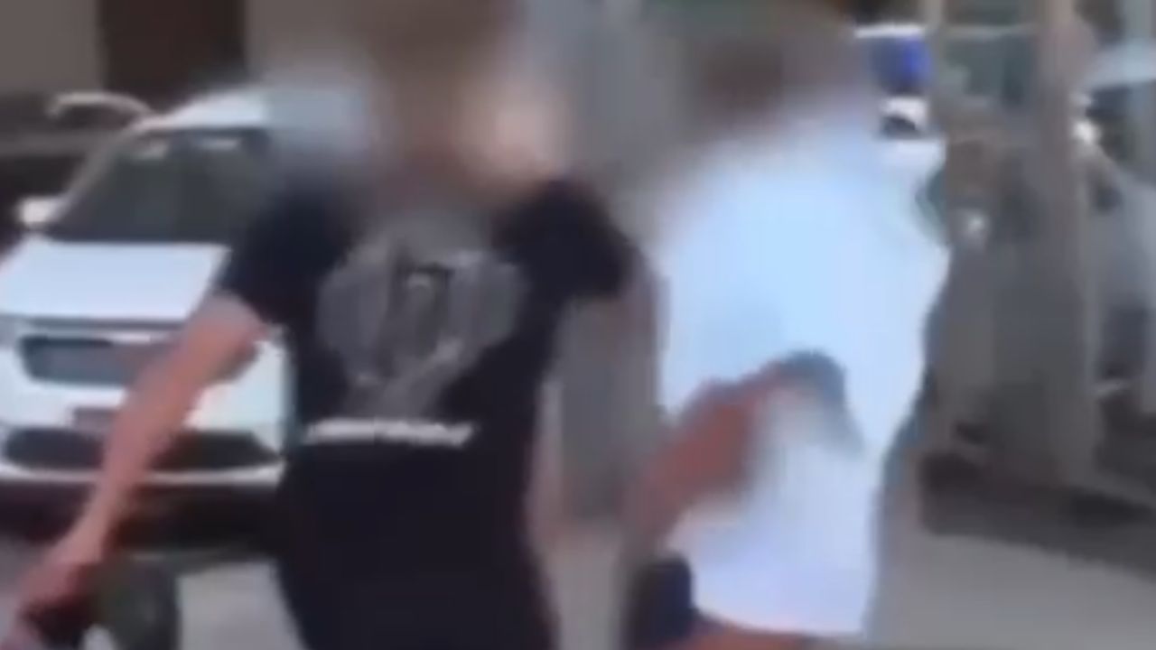 Vídeo: Homem é espancado com capacete após reclamar de desrespeito à faixa de pedestres