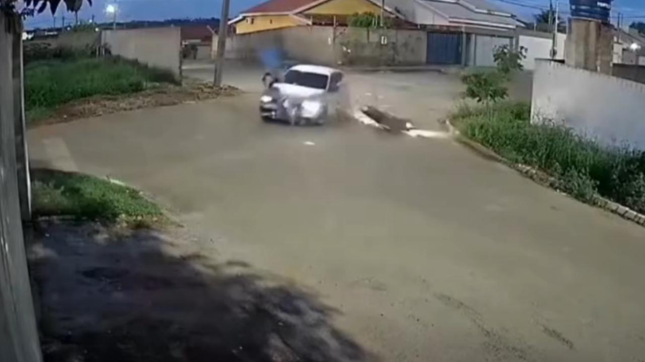Vídeo: Colisão entre moto e carro deixa mulher com ferimentos graves