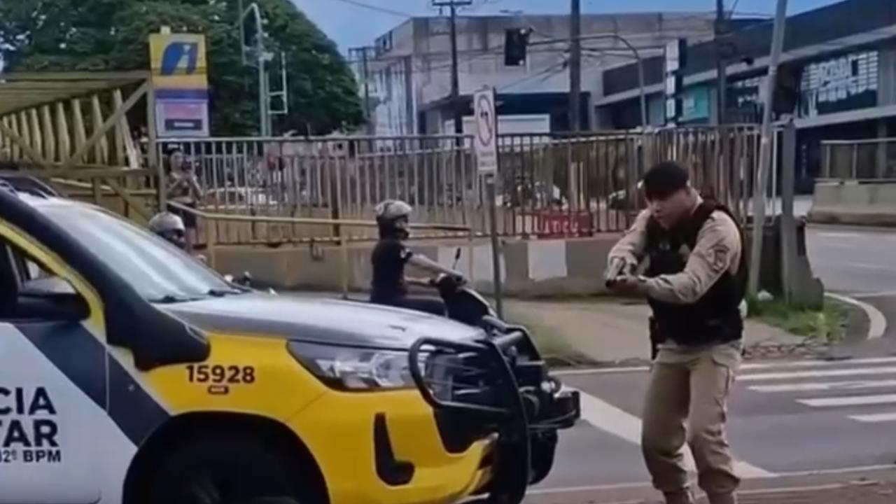 Vídeo: Homem é preso após esfaquear ex-companheira e namorado dela em farmácia