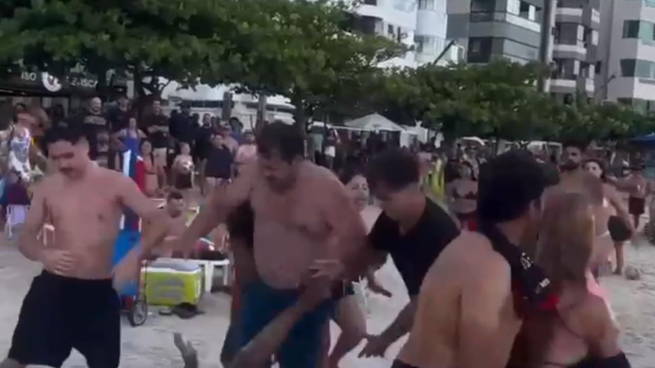 Vídeo: Briga com vários envolvidos causa tumulto em praia lotada