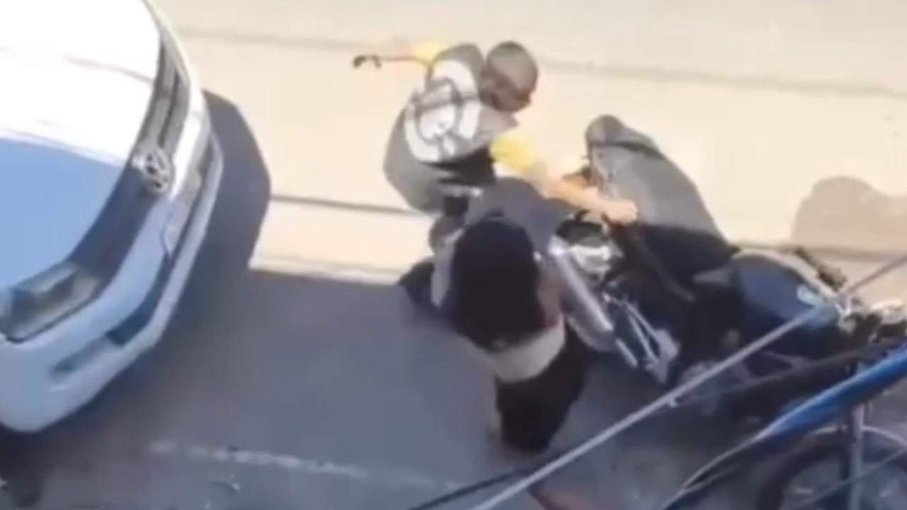 Vídeo: Homem ateia fogo em motocicleta em via pública e é flagrado