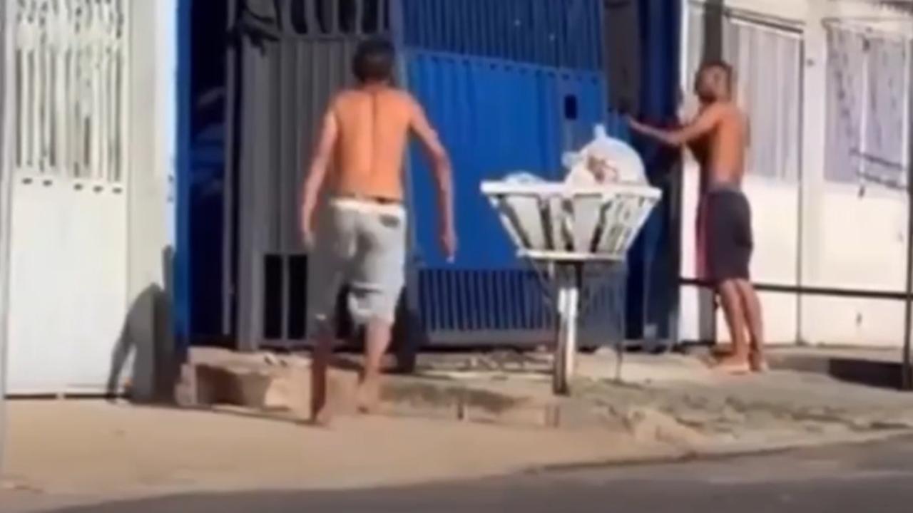 Vídeo: Homem esfaqueia ex-namorado da prima após confronto com facas