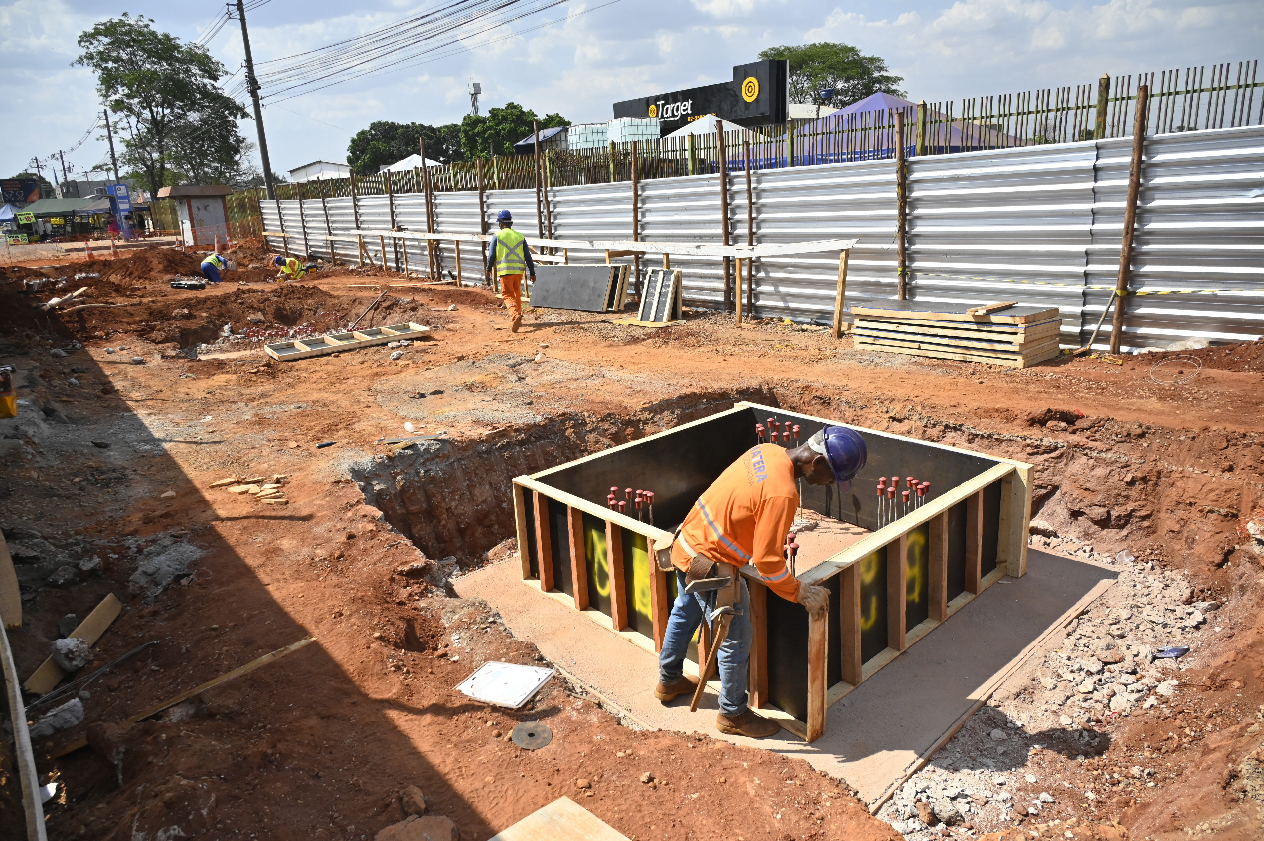 Governo de Goiás investe mais de R$ 30 milhões em passarelas para pedestres na Região Metropolitana de Goiânia